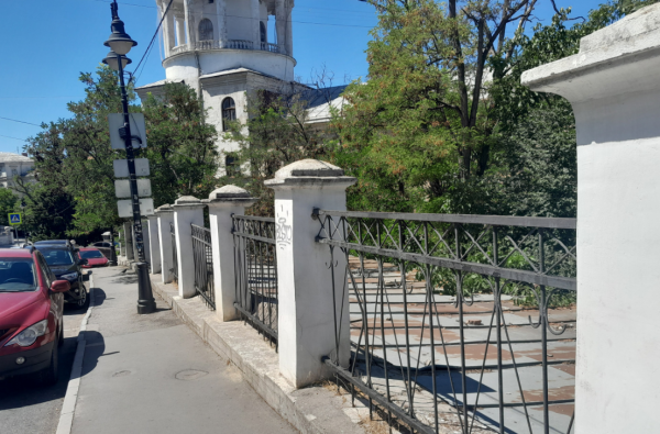 &laquo;Проект будет доработан&raquo;. Пока суть да дело, территория возле ЦКБ &laquo;Черноморец&raquo; требует наведения порядка