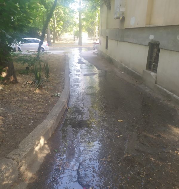 &laquo;Течёт &mdash; и в море, и из бюджета&raquo;: в Севастополе с ночи не могут остановить водяной фонтан на Ефремова