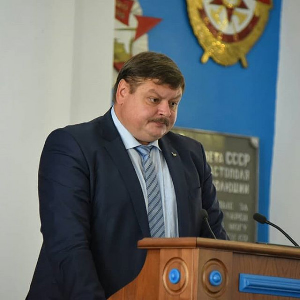 Я давно заметил что военные, в том числе и бывшие, как правило, не смотрят фильмы про армию, милиционеры про милицию, а если и смотрят отрывки, то с ярко выраженным скепсисом